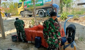 Kodim 0813 Bojonegoro menyalurkan 6.000 liter air bersih kepada warga terdampak kekeringan di Desa Kedungsari, Kecamatan Temayang. Kodim 0813 Bojonegoro menyalurkan 6.000 liter air bersih kepada warga terdampak kekeringan di Desa Kedungsari, Kecamatan Temayang.
