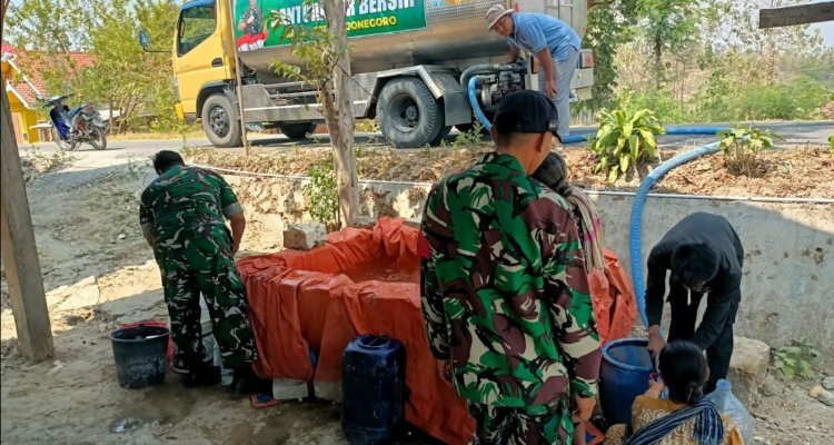 Kodim 0813 Bojonegoro menyalurkan 6.000 liter air bersih kepada warga terdampak kekeringan di Desa Kedungsari, Kecamatan Temayang.