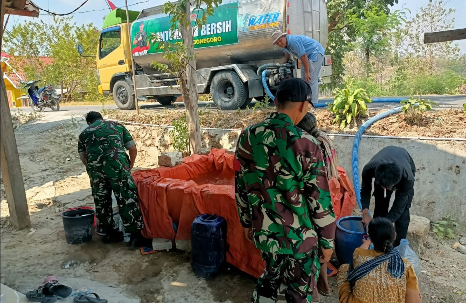 Kodim 0813 Bojonegoro menyalurkan 6.000 liter air bersih kepada warga terdampak kekeringan di Desa Kedungsari, Kecamatan Temayang.