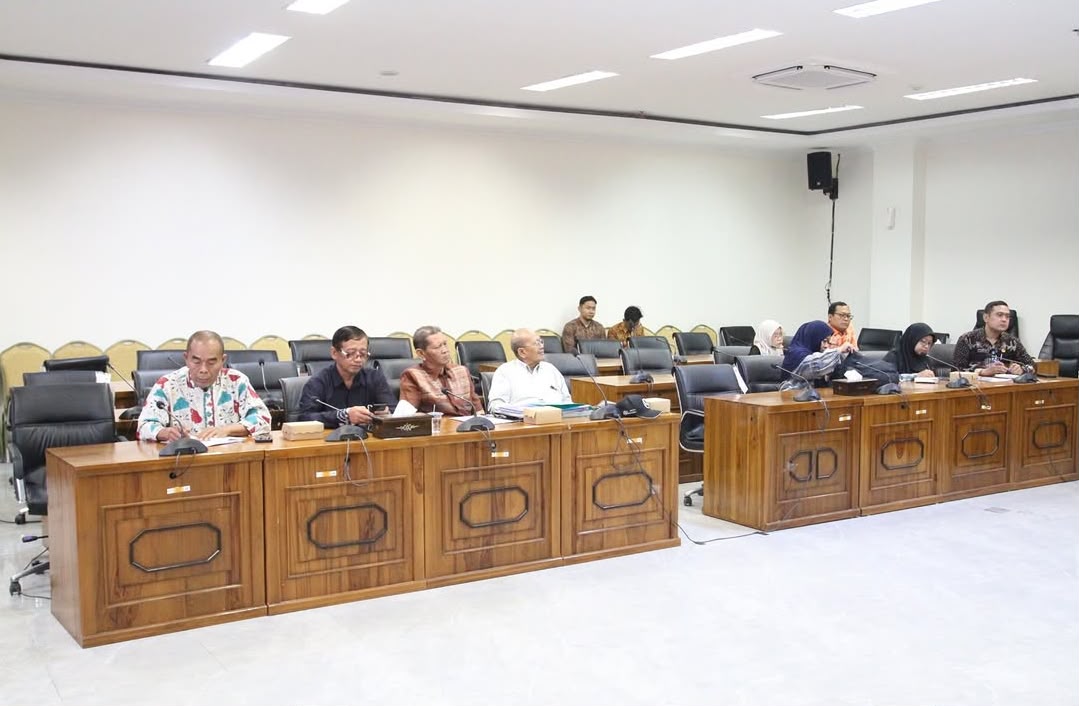 Audiensi DPRD Bojonegoro membahas komposisi saham dan renegosiasi bagi hasil Participating Interest (PI) Blok Cepu yang melibatkan PT Asri Dharma Sejahtera (ADS) dan PT Surya Energi Raya (SER). 