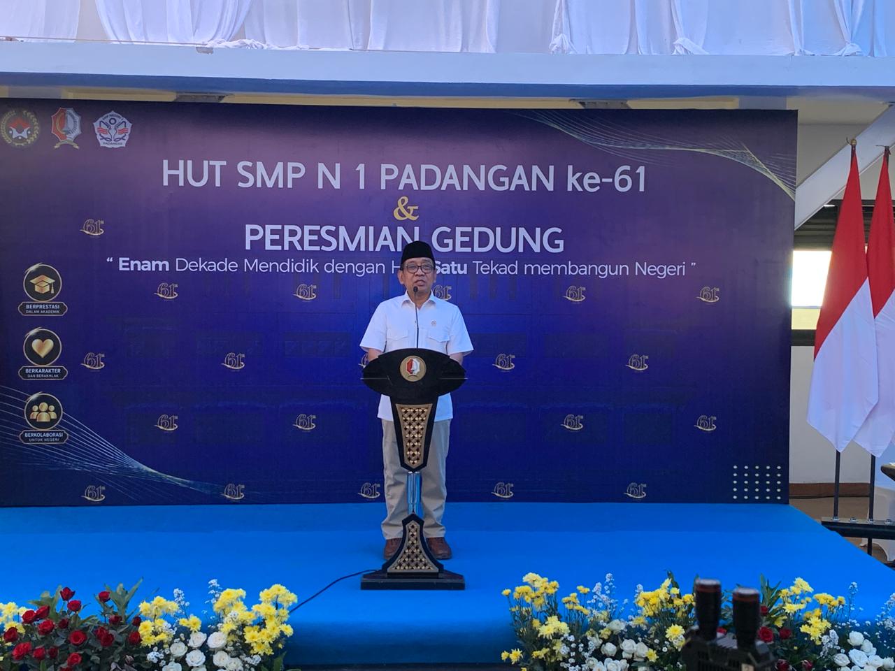 Menko PMK Pratikno menyampaikan sambutan saat meresmikan gedung baru SMP Negeri 1 Padangan, Kabupaten Bojonegoro, dalam rangka HUT ke-61 sekolah.