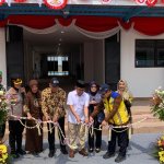 Menko PMK Pratikno memotong pita sebagai tanda peresmian gedung baru SMP Negeri 1 Padangan, Bojonegoro