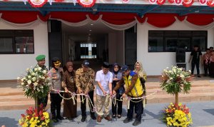 Menko PMK Pratikno memotong pita sebagai tanda peresmian gedung baru SMP Negeri 1 Padangan, Bojonegoro