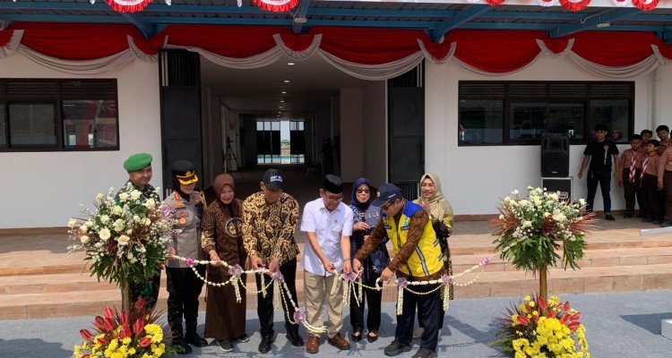 Menko PMK Pratikno memotong pita sebagai tanda peresmian gedung baru SMP Negeri 1 Padangan, Bojonegoro