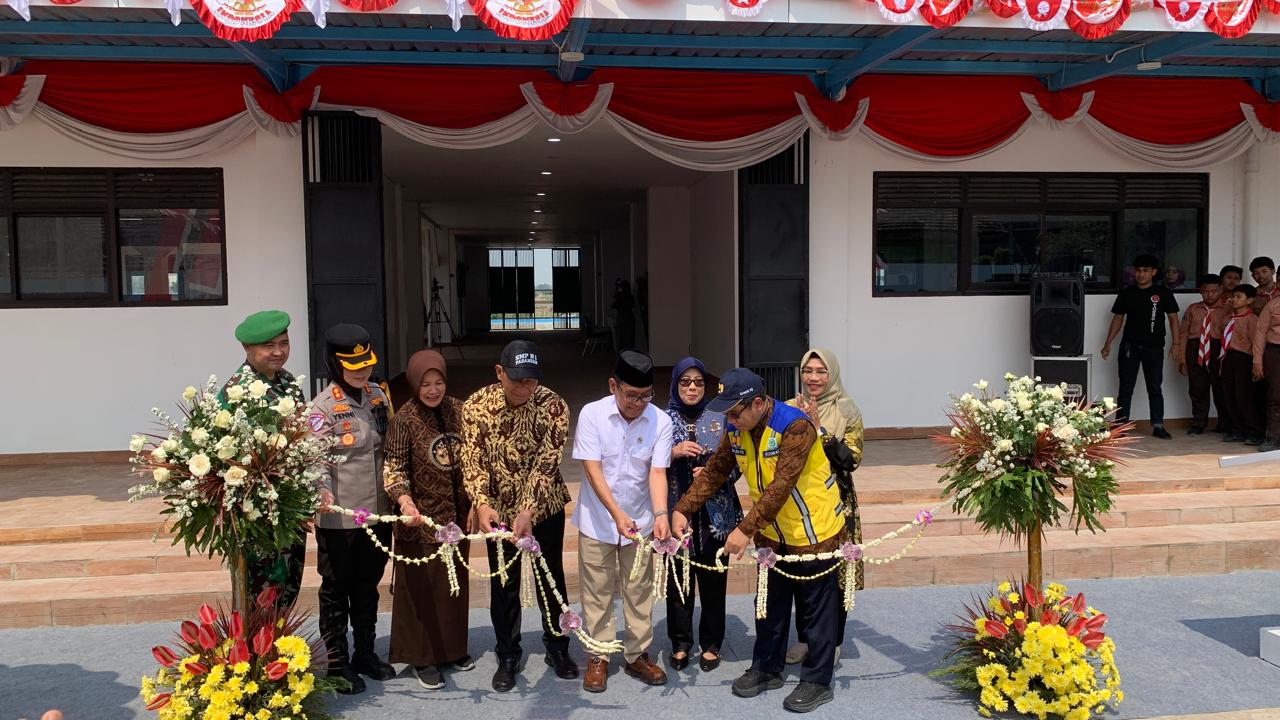 Menko PMK Pratikno memotong pita sebagai tanda peresmian gedung baru SMP Negeri 1 Padangan, Bojonegoro