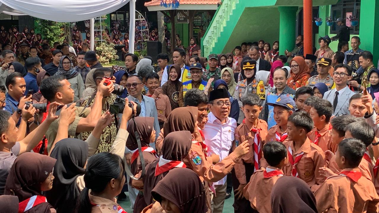 Menko PMK Pratikno disambut meriah para siswa SMP Negeri 1 Padangan saat tiba di sekolah yang pernah menjadi tempatnya menempuh pendidikan.