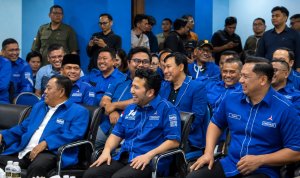 Dok istimewa Emil Dardak bersama kader Partai Demokrat. Sukur Priyanto, Ketua DPC Demokrat Bojonegoro, disebut masuk bursa Sekretaris Demokrat Jatim periode 2026–2031.