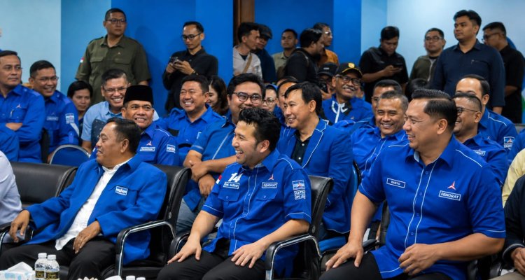 Emil Dardak bersama kader Partai Demokrat. Sukur Priyanto, Ketua DPC Demokrat Bojonegoro, disebut masuk bursa Sekretaris Demokrat Jatim periode 2026–2031.