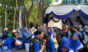 Ketua DPC Partai Demokrat Bojonegoro Sukur Priyanto turun langsung memandu lomba rakyat bersama ibu-ibu dalam rangka memeriahkan HUT ke-25 Partai Demokrat dan HUT ke-81 Kemerdekaan RI.