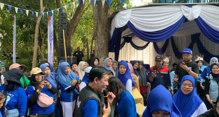 Ketua DPC Partai Demokrat Bojonegoro Sukur Priyanto turun langsung memandu lomba rakyat bersama ibu-ibu dalam rangka memeriahkan HUT ke-25 Partai Demokrat dan HUT ke-81 Kemerdekaan RI.