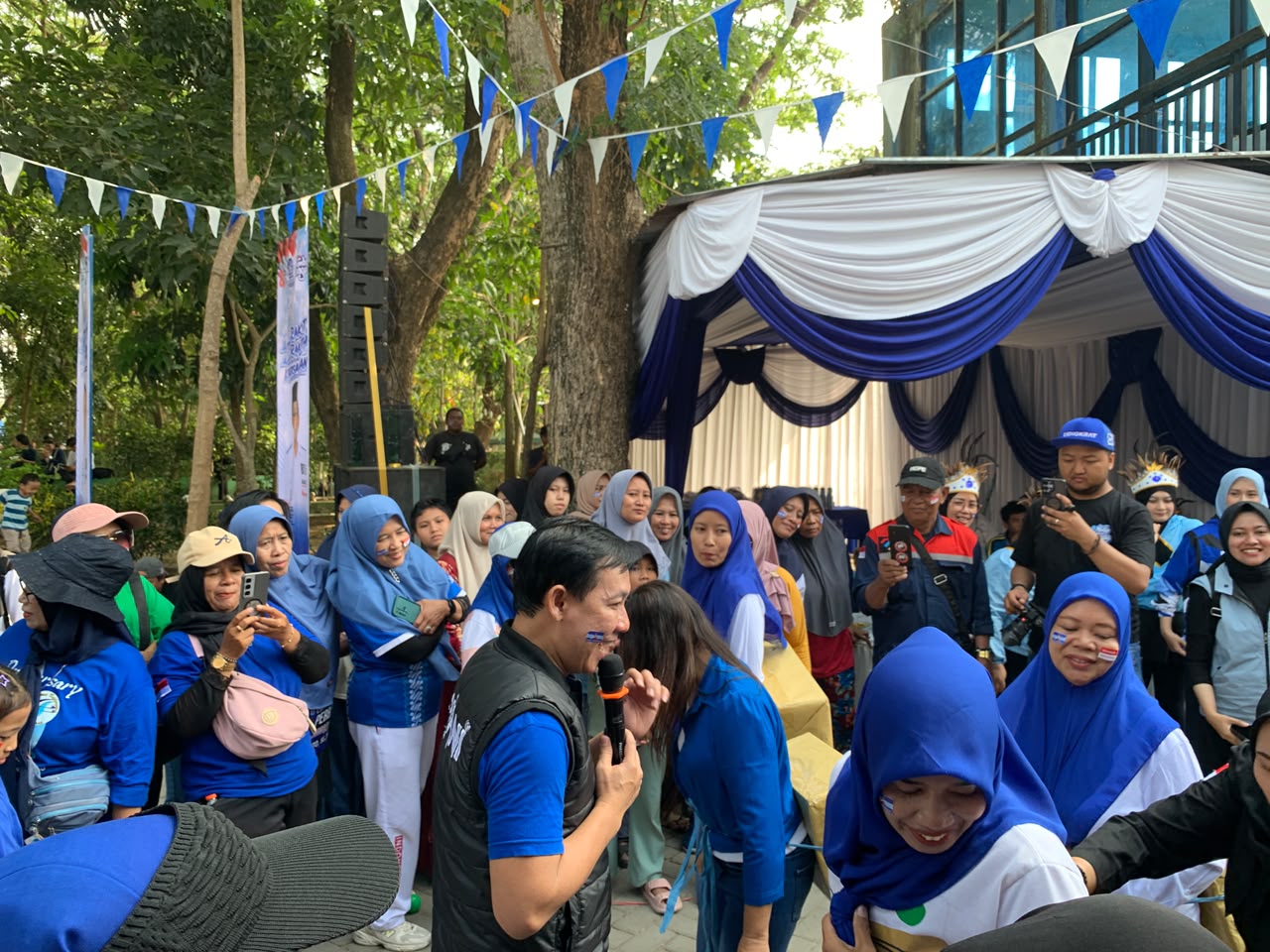 Ketua DPC Partai Demokrat Bojonegoro Sukur Priyanto turun langsung memandu lomba rakyat bersama ibu-ibu dalam rangka memeriahkan HUT ke-25 Partai Demokrat dan HUT ke-81 Kemerdekaan RI.