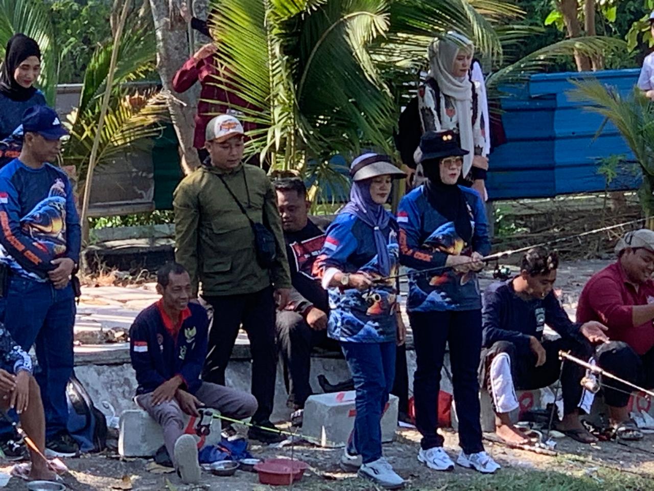 Kapolres dan Wakil Bupati Caption: Kapolres Bojonegoro AKBP Yenni Diarty, S.I.K., M.H. bersama Wakil Bupati Bojonegoro Nurul Azizah tampak akrab saat mengikuti lomba mancing bersama di Kolam Pancing MGL Bojonegoro.