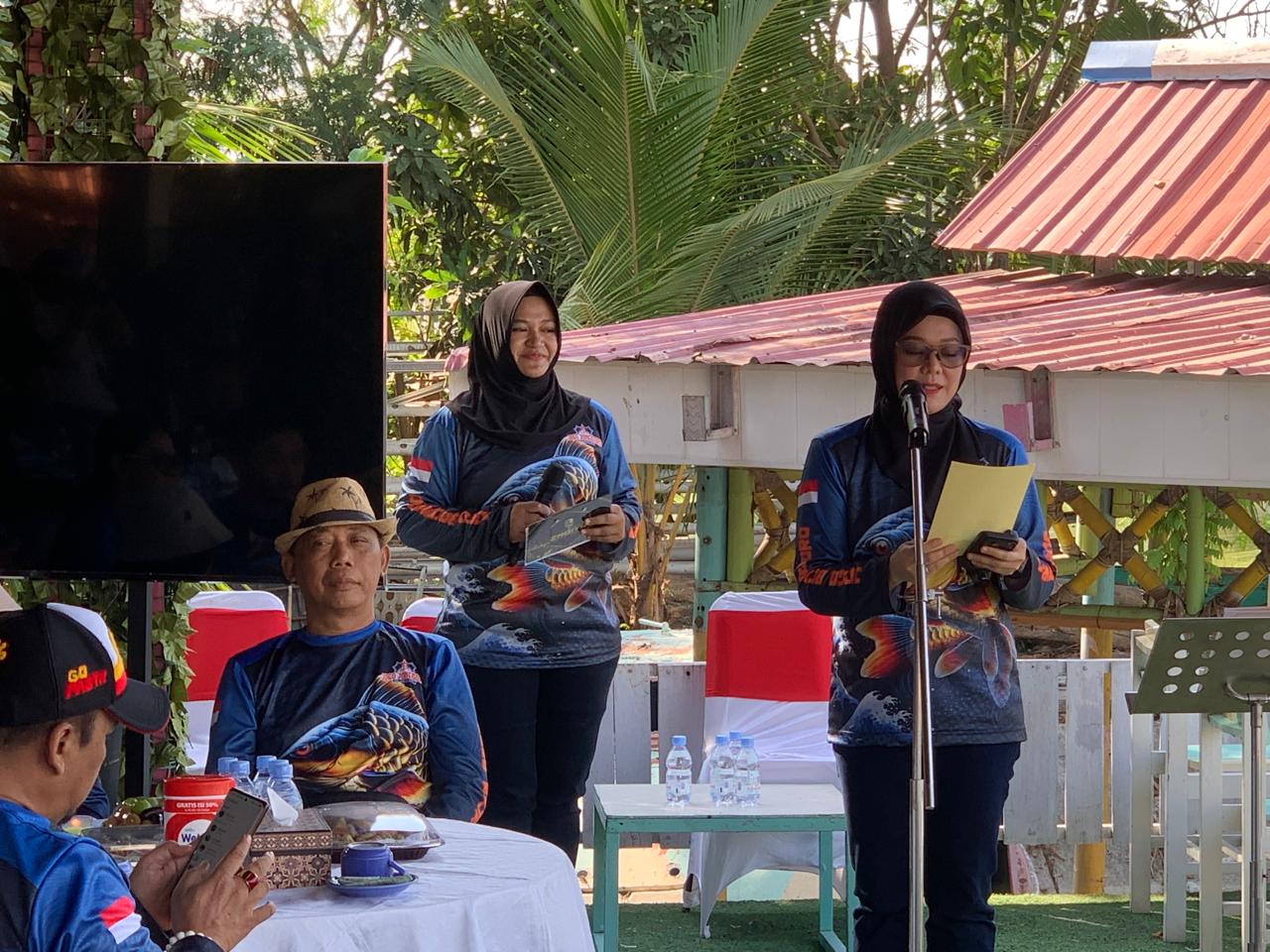 Kapolres Bojonegoro AKBP Yenni Diarty, S.I.K., M.H. saat menyampaikan sambutan dalam kegiatan lomba mancing bersama dalam rangka memperingati HUT ke-81 Kemerdekaan Republik Indonesia di Bojonegoro.