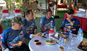 Kasatintelkam Polres Bojonegoro AKP I Putu Suryawan Astawa bersama sejumlah tokoh dan elemen masyarakat dalam kegiatan Mancing Kamtibmas di Kolam Pancing MCM, Jalan Pemuda, Bojonegoro.