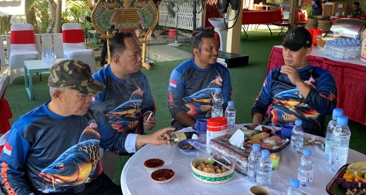 Kasatintelkam Polres Bojonegoro AKP I Putu Suryawan Astawa bersama sejumlah tokoh dan elemen masyarakat dalam kegiatan Mancing Kamtibmas di Kolam Pancing MCM, Jalan Pemuda, Bojonegoro.