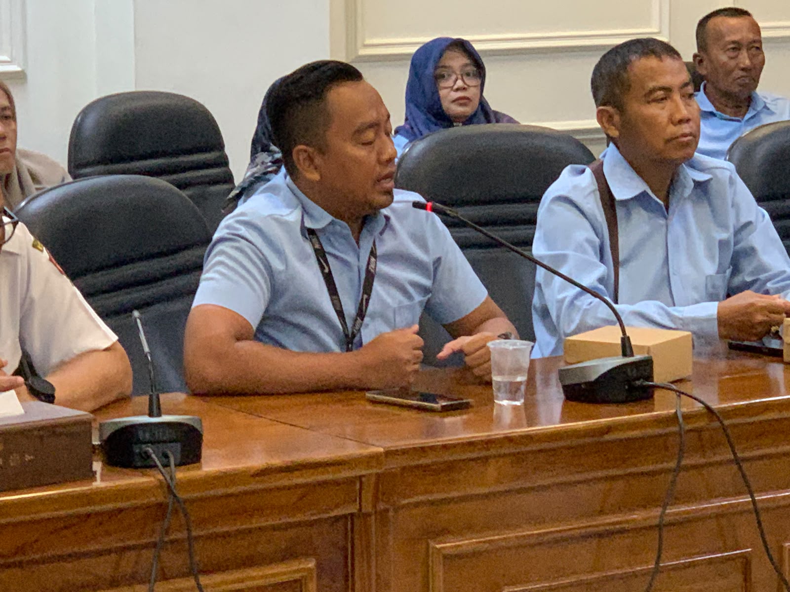 Sekretaris Desa (Sekdes) Kalirejo menyampaikan kronologi dan persoalan status tanah 27 warga terdampak pembangunan Jembatan Glendeng dalam rapat kerja bersama Komisi A DPRD Bojonegoro, Rabu (26/8/2026).