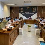 Rapat kerja Komisi A DPRD Bojonegoro bersama Pemdes Kalirejo, Camat Kota Bojonegoro, DPMPD dan Bagian Hukum membahas kepastian status tanah 27 warga terdampak pembangunan Jembatan Glendeng.