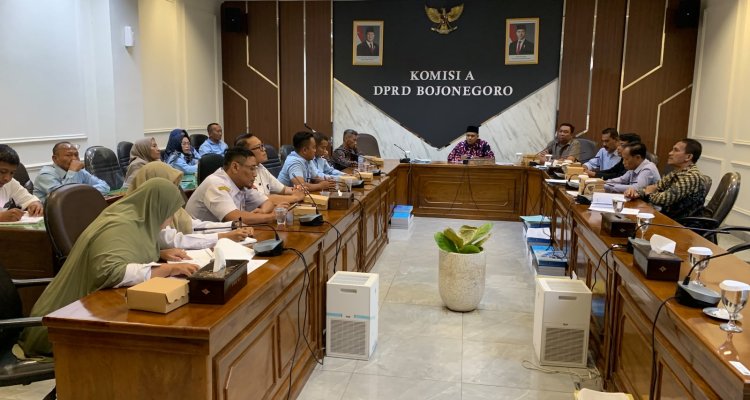 Rapat kerja Komisi A DPRD Bojonegoro bersama Pemdes Kalirejo, Camat Kota Bojonegoro, DPMPD dan Bagian Hukum membahas kepastian status tanah 27 warga terdampak pembangunan Jembatan Glendeng.