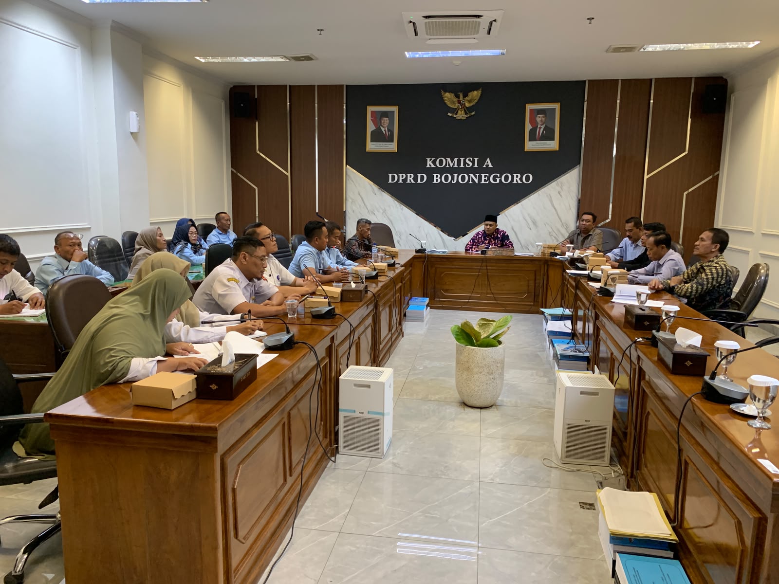 Rapat kerja Komisi A DPRD Bojonegoro bersama Pemdes Kalirejo, Camat Kota Bojonegoro, DPMPD dan Bagian Hukum membahas kepastian status tanah 27 warga terdampak pembangunan Jembatan Glendeng.
