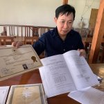 Sukur Priyanto menunjukkan ijazah S1 dan dokumen legalitas STIE Prima Visi dalam klarifikasi terkait tuduhan ijazah palsu dan status lembaga pendidikan.