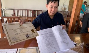 Sukur Priyanto menunjukkan ijazah S1 dan dokumen legalitas STIE Prima Visi dalam klarifikasi terkait tuduhan ijazah palsu dan status lembaga pendidikan.