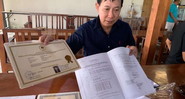 Sukur Priyanto menunjukkan ijazah S1 dan dokumen legalitas STIE Prima Visi dalam klarifikasi terkait tuduhan ijazah palsu dan status lembaga pendidikan.