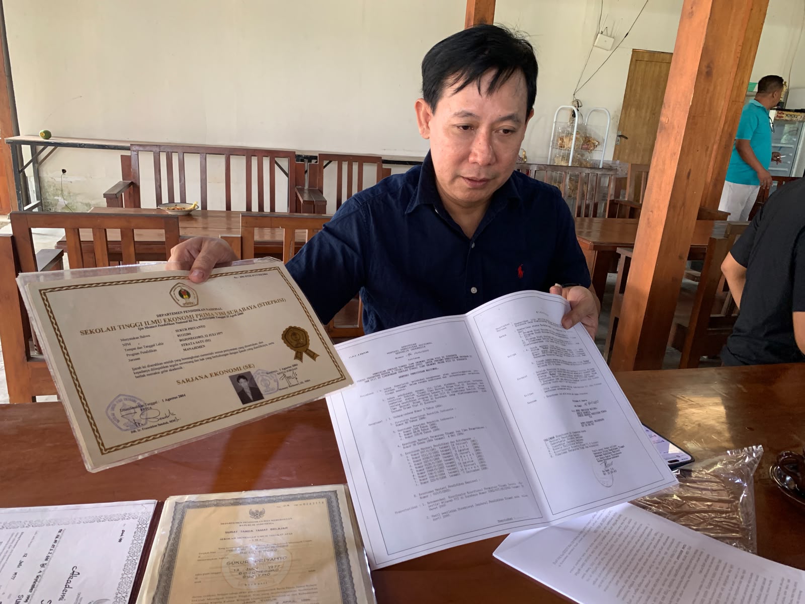 Sukur Priyanto menunjukkan ijazah S1 dan dokumen legalitas STIE Prima Visi dalam klarifikasi terkait tuduhan ijazah palsu dan status lembaga pendidikan.