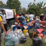 PLN melalui YBM PLN UP3 Bojonegoro menyalurkan bantuan air bersih bagi warga Desa Sumberjokidul, Kecamatan Sukosewu, Bojonegoro yang terdampak kekeringan. PLN melalui YBM PLN UP3 Bojonegoro menyalurkan bantuan air bersih bagi warga Desa Sumberjokidul, Kecamatan Sukosewu, Bojonegoro yang terdampak kekeringan.