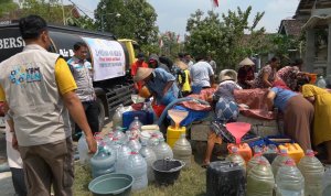 PLN melalui YBM PLN UP3 Bojonegoro menyalurkan bantuan air bersih bagi warga Desa Sumberjokidul, Kecamatan Sukosewu, Bojonegoro yang terdampak kekeringan.