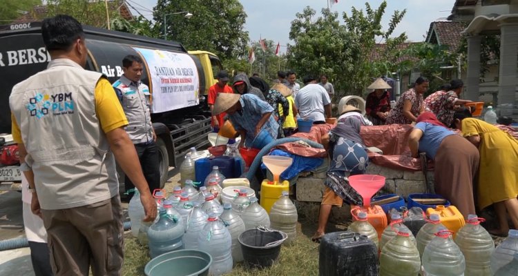 PLN melalui YBM PLN UP3 Bojonegoro menyalurkan bantuan air bersih bagi warga Desa Sumberjokidul, Kecamatan Sukosewu, Bojonegoro yang terdampak kekeringan.