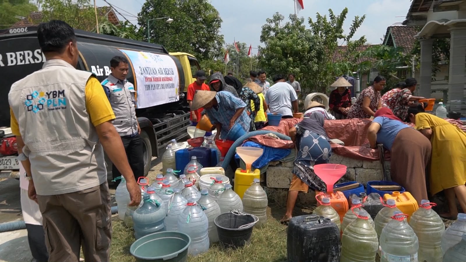 PLN melalui YBM PLN UP3 Bojonegoro menyalurkan bantuan air bersih bagi warga Desa Sumberjokidul, Kecamatan Sukosewu, Bojonegoro yang terdampak kekeringan.