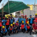 Foto bersama Manager PLN UP3 Bojonegoro Danang Setiawan bersama tim PLN saat usai memastikan kesiapan pengamanan kelistrikan dalam rangkaian Maulid Nabi di Majelis Al Istiqomah, Baureno, Bojonegoro.