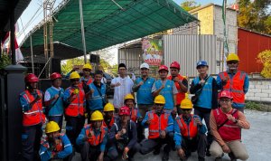 Foto bersama Manager PLN UP3 Bojonegoro Danang Setiawan bersama tim PLN saat usai memastikan kesiapan pengamanan kelistrikan dalam rangkaian Maulid Nabi di Majelis Al Istiqomah, Baureno, Bojonegoro.