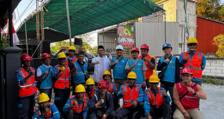 Foto bersama Manager PLN UP3 Bojonegoro Danang Setiawan bersama tim PLN saat usai memastikan kesiapan pengamanan kelistrikan dalam rangkaian Maulid Nabi di Majelis Al Istiqomah, Baureno, Bojonegoro.