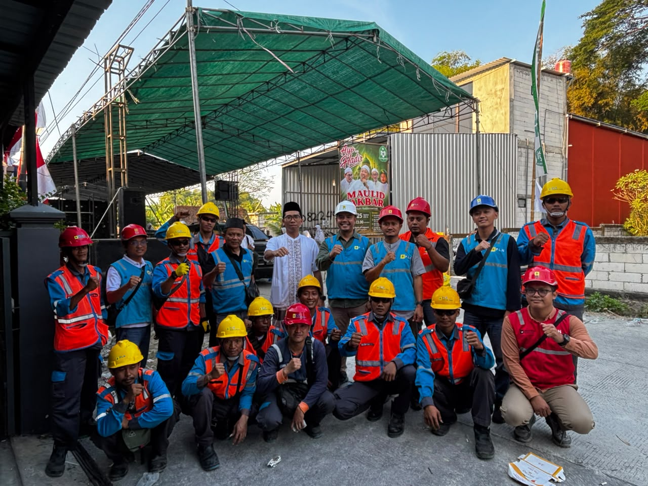 Foto bersama Manager PLN UP3 Bojonegoro Danang Setiawan bersama tim PLN saat usai memastikan kesiapan pengamanan kelistrikan dalam rangkaian Maulid Nabi di Majelis Al Istiqomah, Baureno, Bojonegoro.