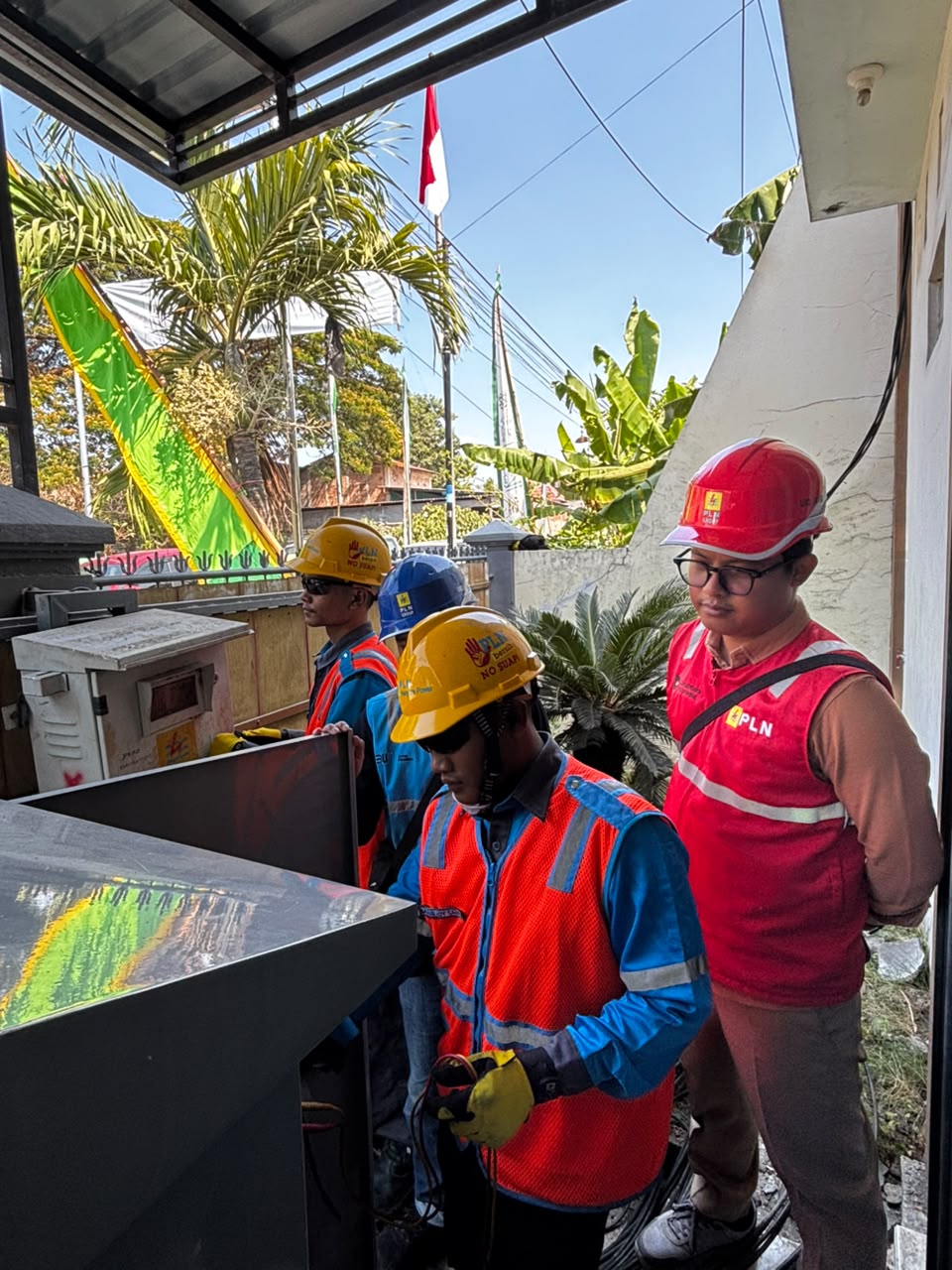 Petugas PLN melakukan pengecekan panel kelistrikan sebagai bagian dari persiapan pengamanan pasokan listrik selama kegiatan Maulid Nabi di Majelis Al Istiqomah, Baureno. 