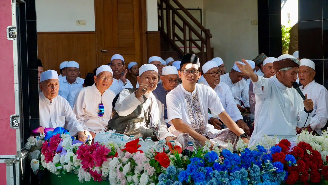 Manager PLN UP3 Bojonegoro Danang Setiawan (tengah, berkacamata) mengikuti gelaran sholawat dalam rangkaian kegiatan Maulid Nabi di Majelis Al Istiqomah, Baureno, Bojonegoro.