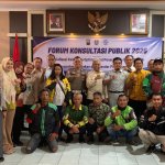 Kepala UPT PPD Bojonegoro Chusnul Hadi bersama perwakilan Satlantas Polres Bojonegoro, Jasa Raharja, Bapenda, komunitas Ojol Bojonegoro Bersatu (OBB), lurah dan masyarakat berfoto bersama usai kegiatan Forum Konsultasi Publik di Bojonegoro, Kamis (27/8/2026).