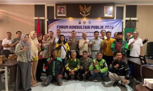Kepala UPT PPD Bojonegoro Chusnul Hadi bersama perwakilan Satlantas Polres Bojonegoro, Jasa Raharja, Bapenda, komunitas Ojol Bojonegoro Bersatu (OBB), lurah dan masyarakat berfoto bersama usai kegiatan Forum Konsultasi Publik di Bojonegoro, Kamis (27/8/2026).