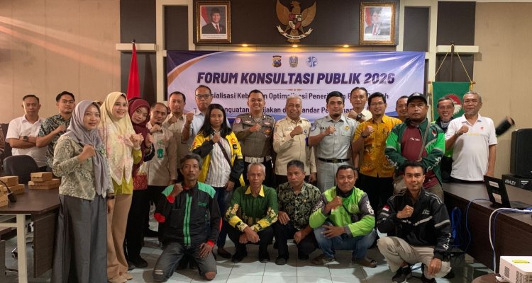 Kepala UPT PPD Bojonegoro Chusnul Hadi bersama perwakilan Satlantas Polres Bojonegoro, Jasa Raharja, Bapenda, komunitas Ojol Bojonegoro Bersatu (OBB), lurah dan masyarakat berfoto bersama usai kegiatan Forum Konsultasi Publik di Bojonegoro, Kamis (27/8/2026).