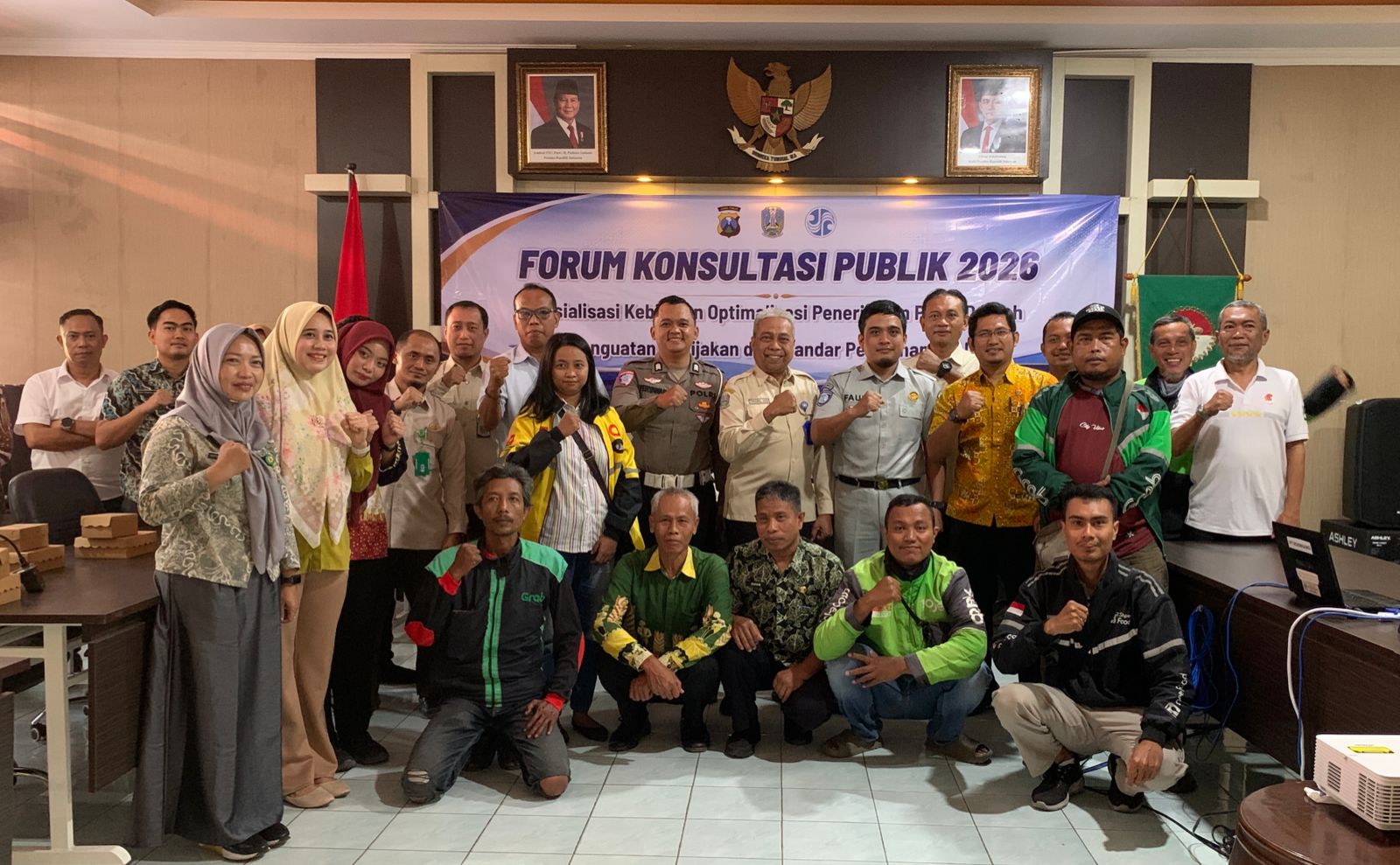 Kepala UPT PPD Bojonegoro Chusnul Hadi bersama perwakilan Satlantas Polres Bojonegoro, Jasa Raharja, Bapenda, komunitas Ojol Bojonegoro Bersatu (OBB), lurah dan masyarakat berfoto bersama usai kegiatan Forum Konsultasi Publik di Bojonegoro, Kamis (27/8/2026).