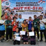 Panitia dan para pemenang foto bersama usai pertandingan bulutangkis tingkat SD se-Kecamatan Kapas dalam rangka memperingati HUT ke-81 RI di Desa Tikusan, Kecamatan Kapas, Kamis (27/8/2026).