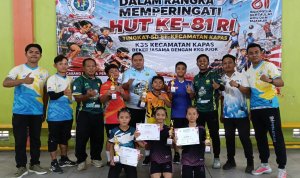 Panitia dan para pemenang foto bersama usai pertandingan bulutangkis tingkat SD se-Kecamatan Kapas dalam rangka memperingati HUT ke-81 RI di Desa Tikusan, Kecamatan Kapas, Kamis (27/8/2026).