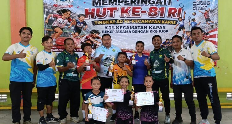 Panitia dan para pemenang foto bersama usai pertandingan bulutangkis tingkat SD se-Kecamatan Kapas dalam rangka memperingati HUT ke-81 RI di Desa Tikusan, Kecamatan Kapas, Kamis (27/8/2026).