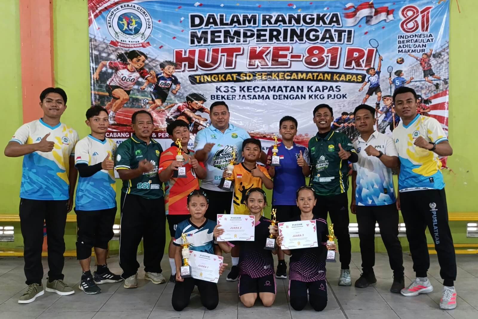 Panitia dan para pemenang foto bersama usai pertandingan bulutangkis tingkat SD se-Kecamatan Kapas dalam rangka memperingati HUT ke-81 RI di Desa Tikusan, Kecamatan Kapas, Kamis (27/8/2026). Panitia dan para pemenang foto bersama usai pertandingan bulutangkis tingkat SD se-Kecamatan Kapas dalam rangka memperingati HUT ke-81 RI di Desa Tikusan, Kecamatan Kapas, Kamis (27/8/2026).