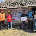 Petugas PLN UP3 Bojonegoro bersama salah satu penerima manfaat berfoto usai penyalaan serentak program Light Up The Dream di rumah warga kurang mampu.