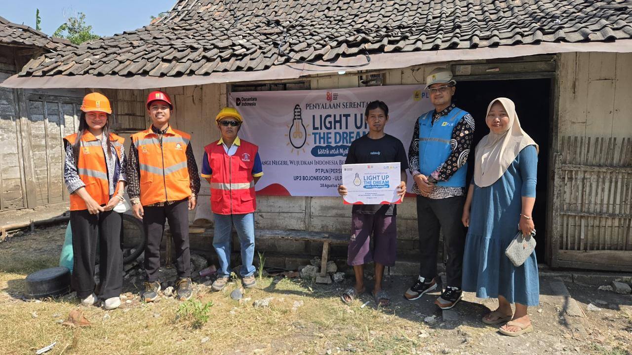Petugas PLN UP3 Bojonegoro bersama salah satu penerima manfaat berfoto usai penyalaan serentak program Light Up The Dream di rumah warga kurang mampu. Petugas PLN UP3 Bojonegoro bersama salah satu penerima manfaat berfoto usai penyalaan serentak program Light Up The Dream di rumah warga kurang mampu.
