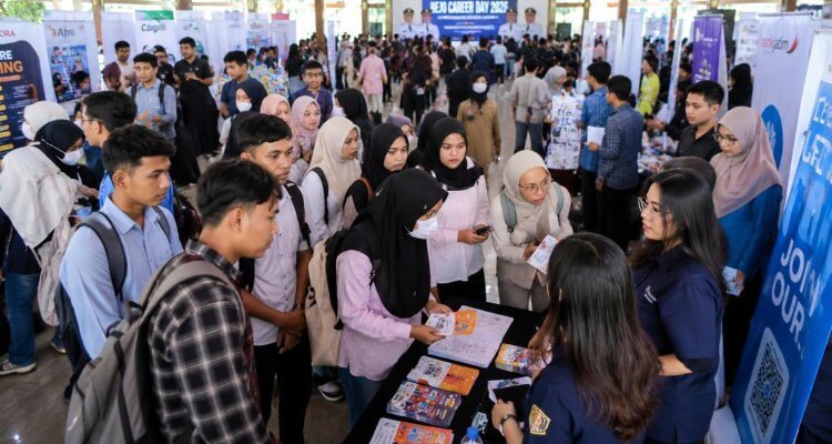 Suasana Bejo Career Day 2026 di Pendopo Malowopati Pemerintah Kabupaten Bojonegoro yang diikuti lebih dari 1.500 pencari kerja untuk mendapatkan informasi dan peluang pekerjaan.