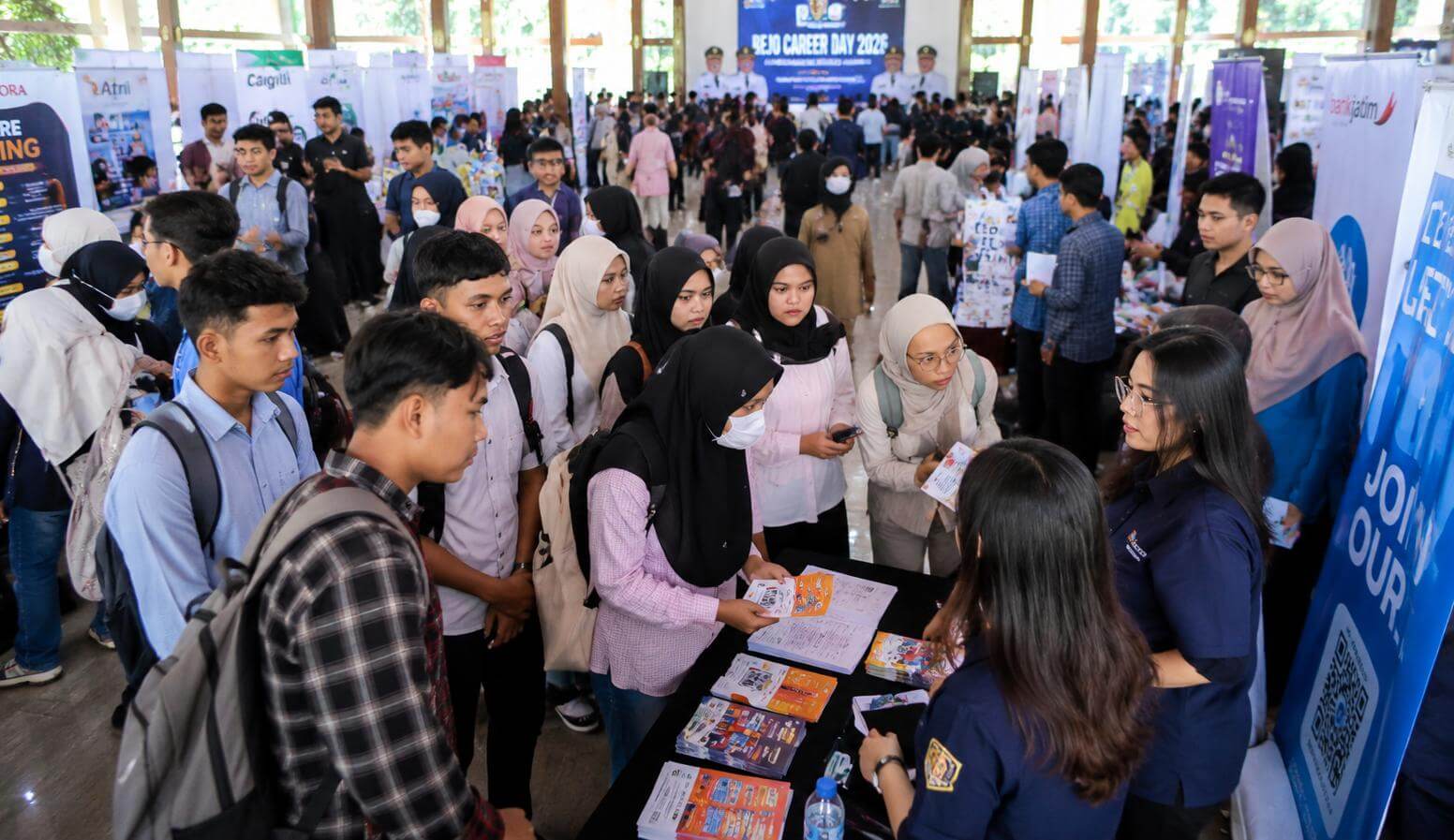 Suasana Bejo Career Day 2026 di Pendopo Malowopati Pemerintah Kabupaten Bojonegoro yang diikuti lebih dari 1.500 pencari kerja untuk mendapatkan informasi dan peluang pekerjaan. Suasana Bejo Career Day 2026 di Pendopo Malowopati Pemerintah Kabupaten Bojonegoro yang diikuti lebih dari 1.500 pencari kerja untuk mendapatkan informasi dan peluang pekerjaan.