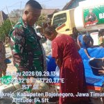 Penyaluran bantuan air bersih oleh Kodim 0813 Bojonegoro kepada warga terdampak kekeringan di Dusun Gamongan, Desa Gamongan, Kecamatan Tambakrejo, Kabupaten Bojonegoro.
